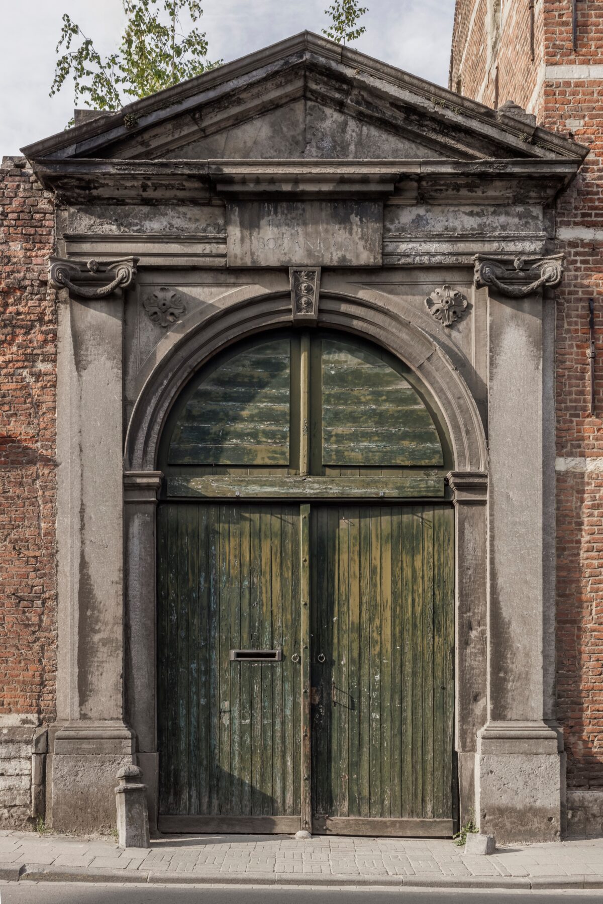 Toegangspoort (1771) van architect Laurent-Benoît Dewez tot het Eerste Anatomisch Theater (1744) en de Hortus Botanicus (1738).